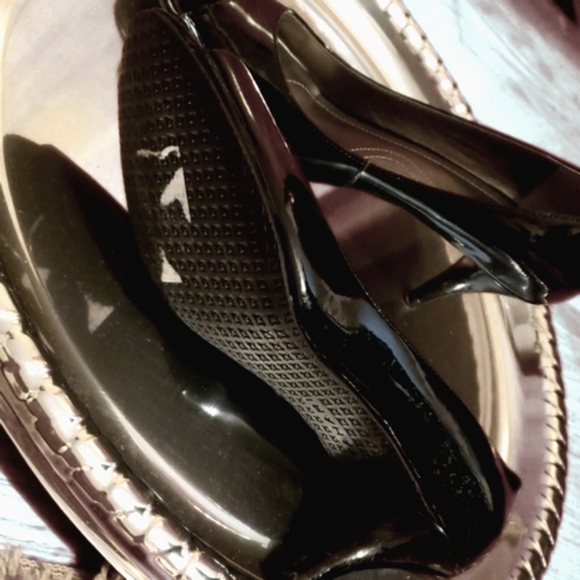 Tahari Patent Rubber Bottom Arch Support Black Open Toe Heels - Picture 5 of 5